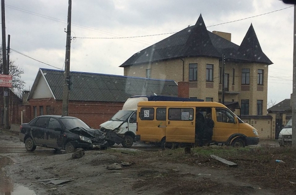 В Дзержинском районе Волгограда столкнулись три автомобиля