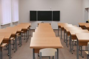 В Волгограде запершему школьника в тумбочке учителю объявлен выговор