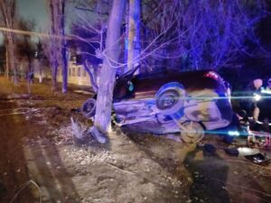 В Волгограде несовершеннолетний водитель въехал между столбом и деревом