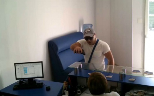 В Волгограде двое налетчиков с пистолетом ограбили кредитный павильон