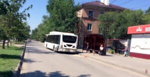 Автобус насмерть сбил 87-летнюю женщину на юге Волгограда