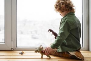 На юге Волгограда маленький ребенок упал с 5-го этажа