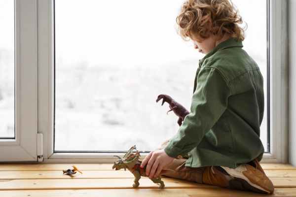 На юге Волгограда маленький ребенок упал с 5-го этажа