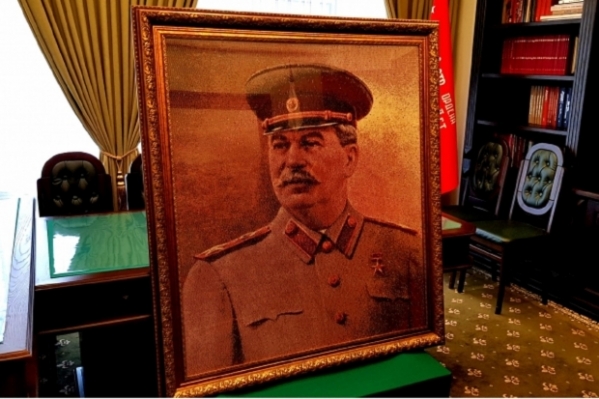 Волгоградский музей получил в дар портрет Сталина из 130 тысяч бусин
