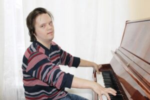 «Солнечный» волгоградец играет на пианино и мечтает о любви