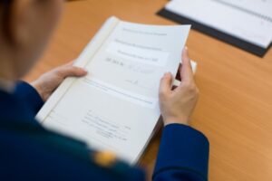 В Волгограде площадка для инвалидов оказалась автостоянкой