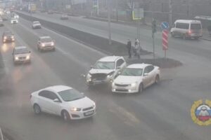 В Волгограде камера засняла жесткое столкновение двух иномарок