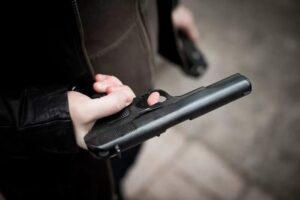 В Волгограде разъяренные мужчины избили прохожих и выстрелили в них