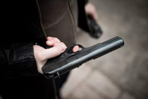 В Волгограде разъяренные мужчины избили прохожих и выстрелили в них