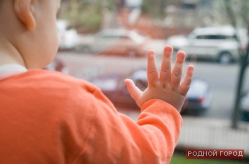 В Камышине 3-летний мальчик выпал из окна 3-го этажа