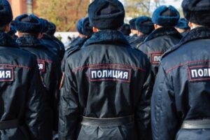 Двое мужчин ограбили 15-летнюю школьницу на севере Волгограда