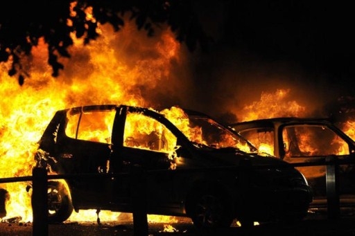 В Волгограде пироманы посреди ночи подожгли 3 иномарки
