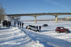 В Камышине Niva Chevrolet провалилась в ливнёвку у Волги