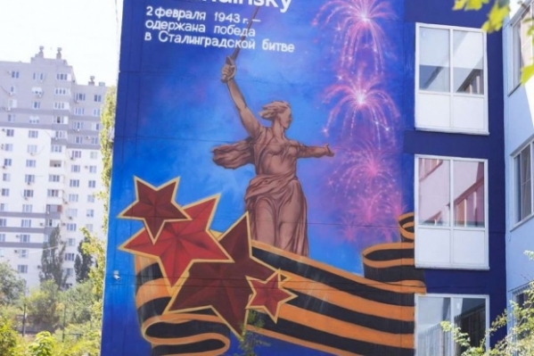 В Волгограде фасады школ украсили муралы от нейросети