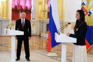 Елена Исинбаева расплакалась на встрече Владимира Путина с олимпийцами