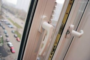 На юге Волгограда 2-летний малыш выпал из окна 2 этажа