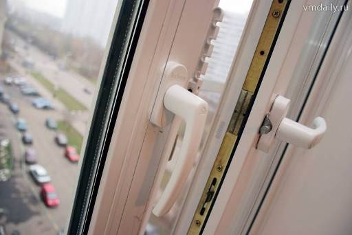 На юге Волгограда 2-летний малыш выпал из окна 2 этажа