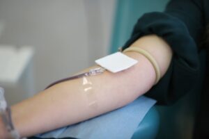 В Волгограде дочь ищет для родителей с COVID-19 плазму крови
