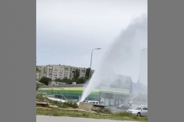 Очевидцы: в Волгограде прорвало трубу