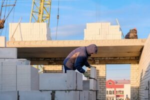 В Волжском продолжается возведение школы на 1000 мест