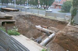 В Волгограде 6-летний ребенок спасал щенков и упал в канал теплотрассы