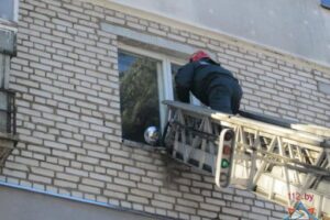 Волгоградские спасатели освободили двоих детей из запертой квартиры