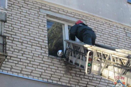 Волгоградские спасатели освободили двоих детей из запертой квартиры