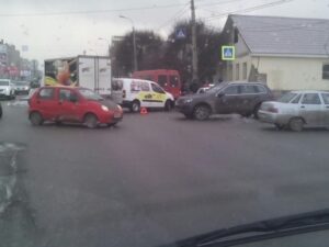 Авария в центре Волгограда парализовала движение машин