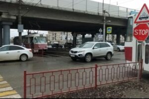 В Волгограде в микрорайоне Жилгородок самокат врезался в трамвай