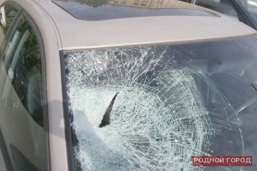 Пьяный волгоградец ногами разбил стекло машины ДПС