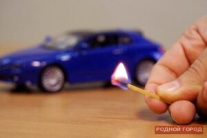 Днём в центре Волгограда горел автомобиль Nissan