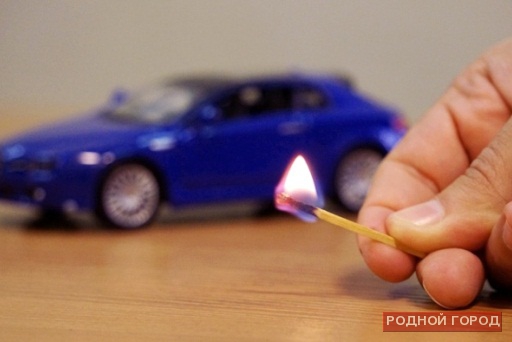 Днём в центре Волгограда горел автомобиль Nissan