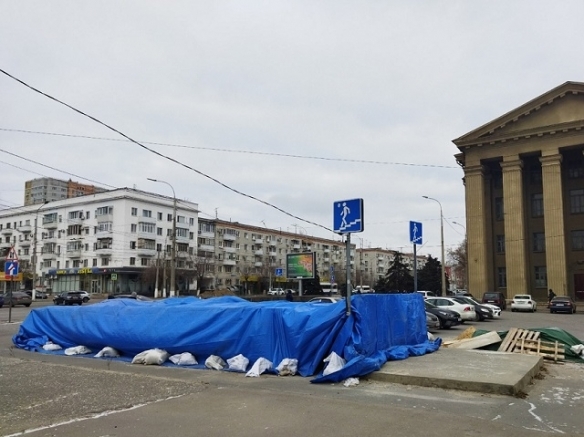 В Волгограде на СТ «Площадь Ленина» обновляют напольное покрытие