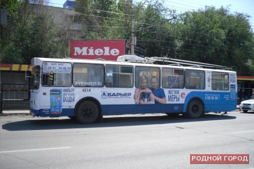 65-летняя волгоградка упала в троллейбусе и сломала плечо