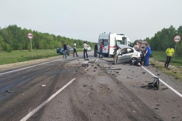 В ДТП с фурой под Волгоградом погибли двое человек