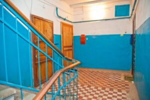 Подробности истории с брошенным в подъезде ребенком: медики заставляли лечить младенцу пролежни, а мать ушла в загул