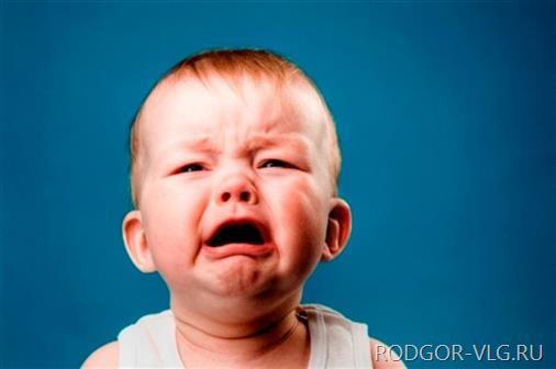 Врачи борются за жизнь упавшего на асфальт 5-месячного мальчика