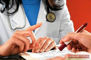 В Волгограде врач-терапевт за чай и кофе выписывала справки