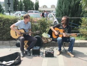 Волгоградские педагоги-виртуозы играют на улицах города