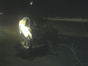 На юге Волгограда Nissan снес столб: водитель чудом выжил