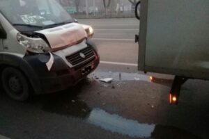 Пассажирская маршрутка въехала в грузовую «газель» в центре Волгограда