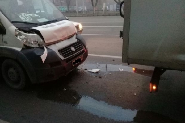 Пассажирская маршрутка въехала в грузовую «газель» в центре Волгограда