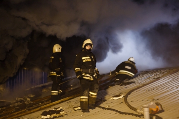 В заброшенном общежитии на севере Волгограда снова тушили пожар