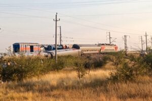 Умер водитель КамАЗа, столкнувшегося с поездом в Волгоградской области