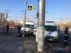 В столкновении «Лады» и скорой помощи пострадали три человека