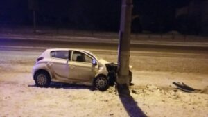 В Волгограде пьяная автоледи въехала в столб