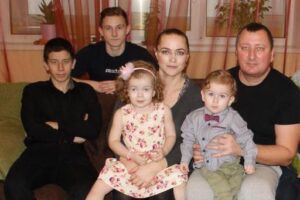 Многодетную семью терроризируют квартирные рейдеры?