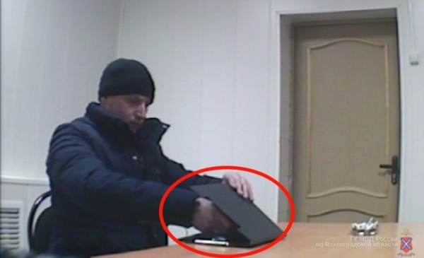 Предприниматель из Ростова задержан в Волгограде за взятку полицейскому в полмиллиона