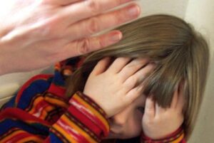 41-летняя волгоградка ногами избивала 7-летнюю дочь