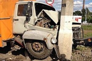 В Волгограде водитель грузовика погиб, врезавшись в световую опору